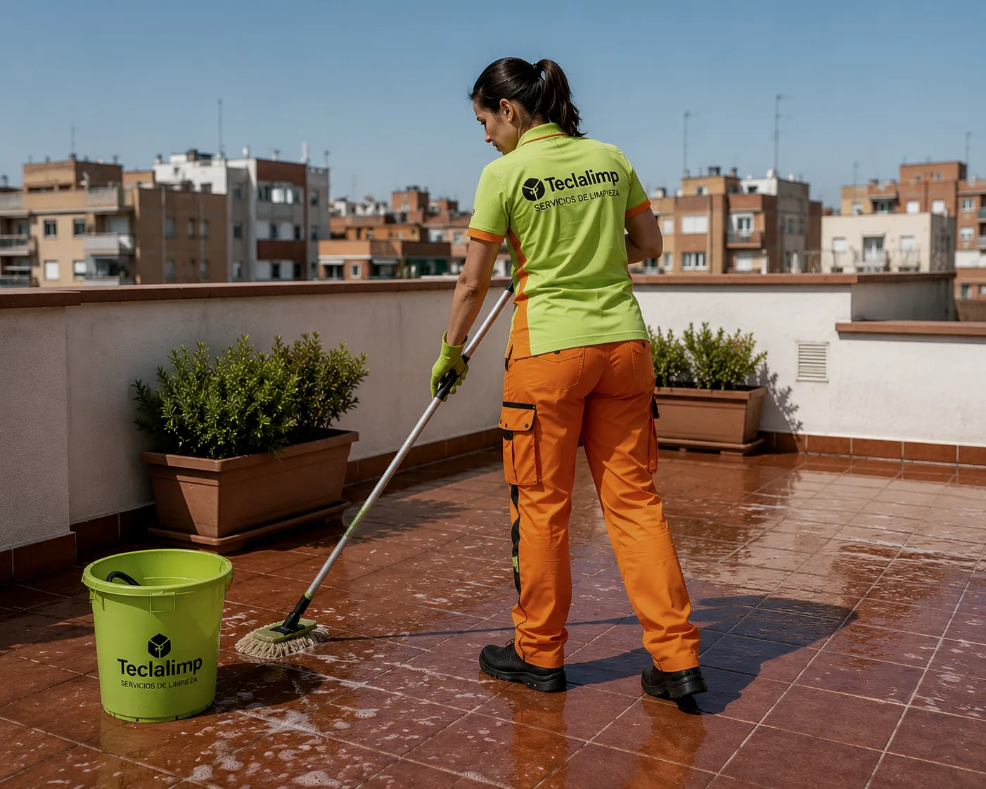 Profesional de Teclalimp fregando la terraza comunitaria de un edificio en Barcelona